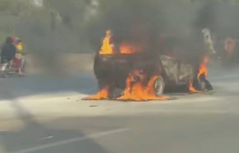 Car catches fire near Faizabad in Islamabad after short circuit