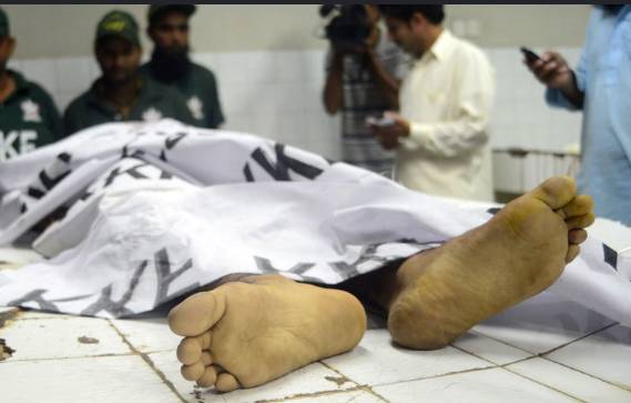 Trapped thief prefers death to arrest in Karachi