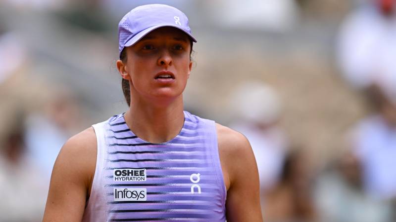 Swiatek exits French Open, Zverev eases into quarters
