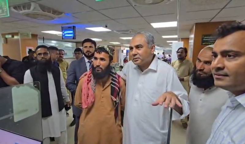 Mohsin Naqvi pays surprise visit to NADRA Mega Centre in Karachi, reviews citizen services