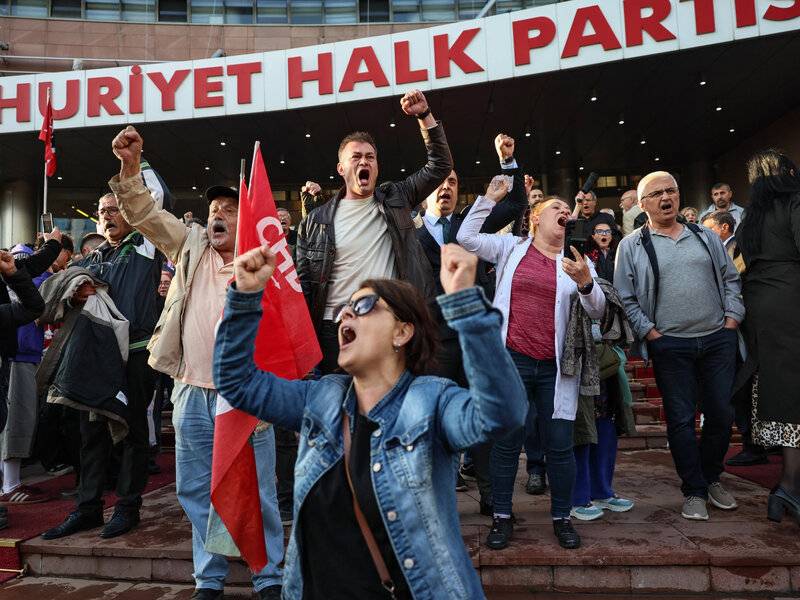 Turkey writers denounce 'undemocratic' court move against opposition