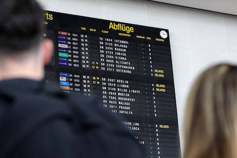 EU holds crunch talks on flight delay compensation