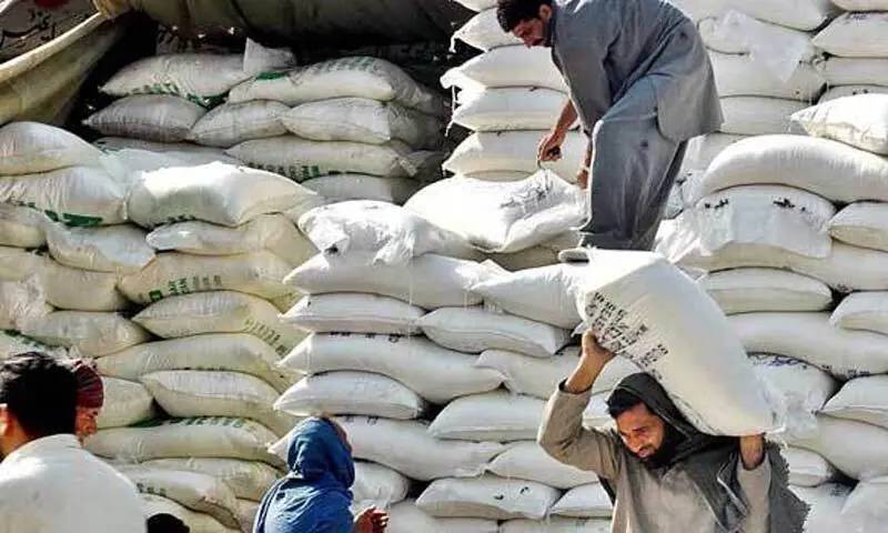 Flour prices surge in Karachi despite minister's notice