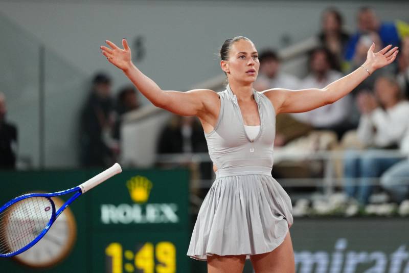 Kostyuk sinks Svitolina to reach French Open semis