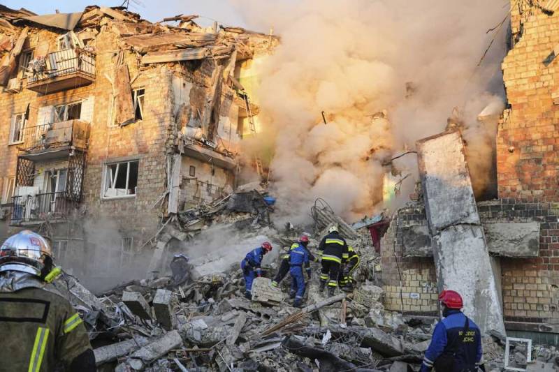 Russian strikes rock Ukraine, killing nine and wounding dozens