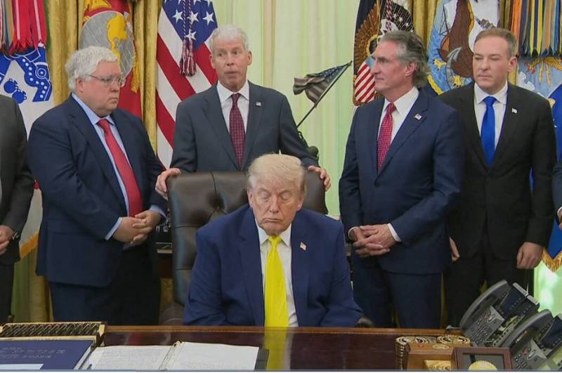 Trump appears to doze off in Oval Office event