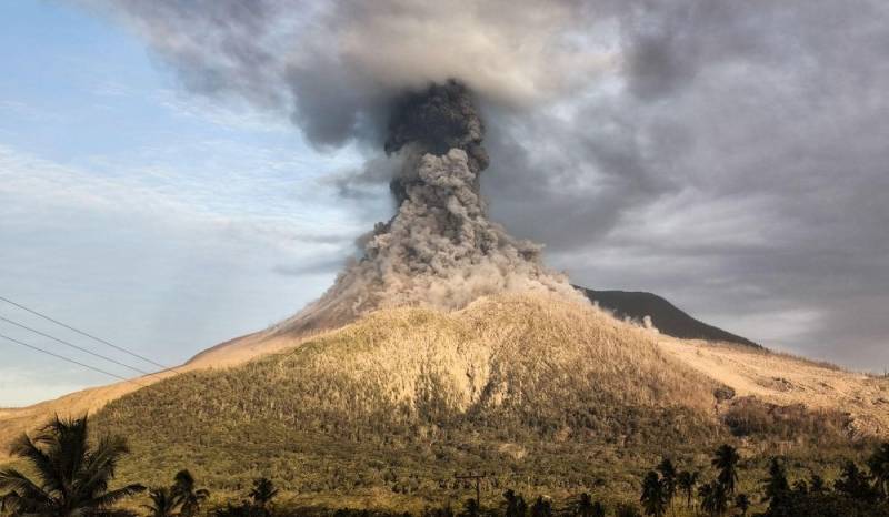 Indonesia volcano erupts, forcing airport to close