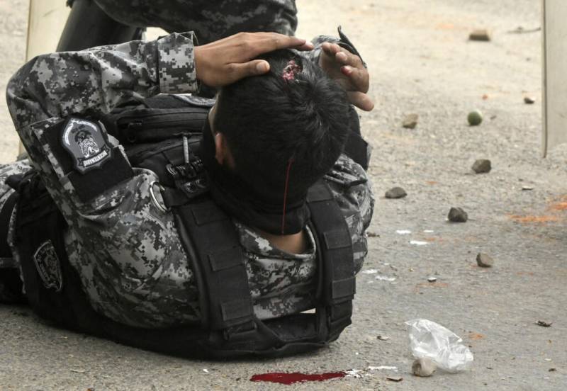 Gunfire injures four policemen during road blockade protests across Bolivia