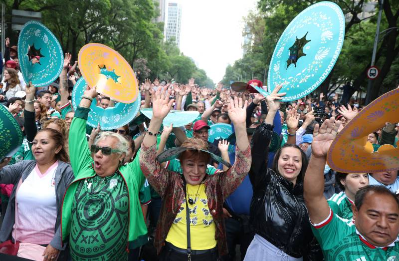 'So many of us!' Mexicans attempt world's biggest human wave