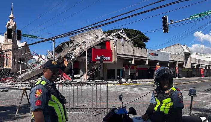 31 dead as powerful quake brings down buildings in Philippines 