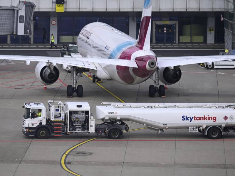 Airlines say taxes and rules bigger worry than Mideast war