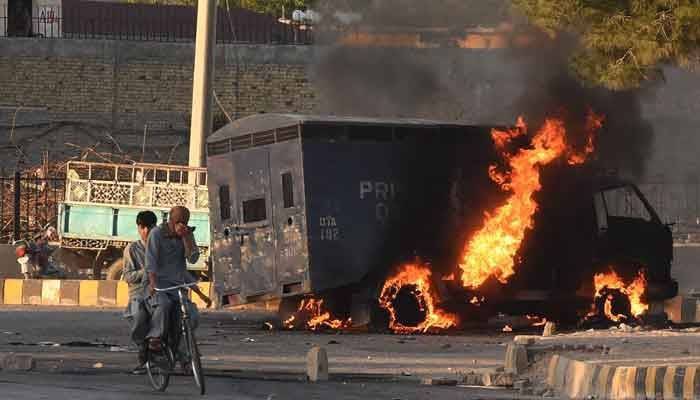Court warns PTI leaders' lawyer in May 9 police vehicle burning case as verdict nears