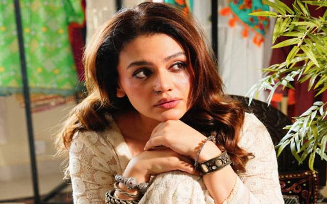 Husan ki malika: Fans swoon over Zara Noor Abbas' chic photoshoot 