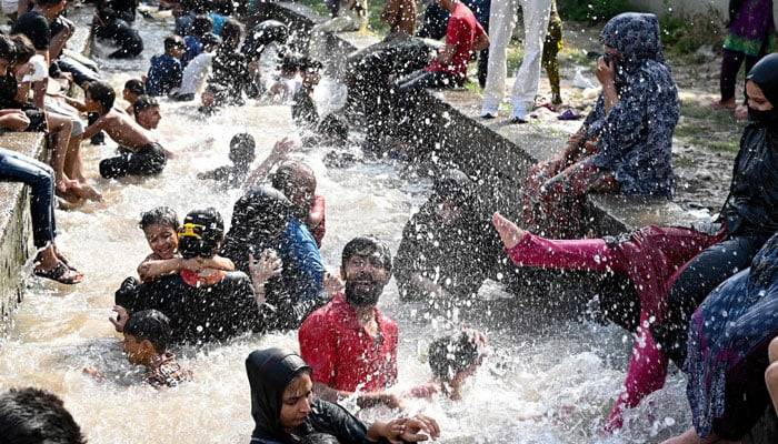 Lahore faces blistering heat as mercury set to hit 45°C