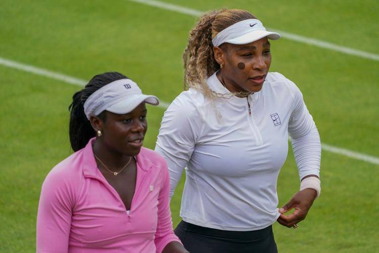 Serena Williams makes winning return in Queen's Club doubles