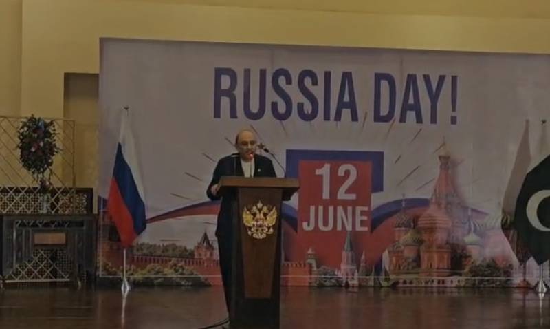 Pakistan, Russia committed to expanding strategic partnership, Zardari says at Russia Day reception