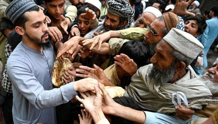 Poverty rate rises to 28.9% in Pakistan, economic survey shows