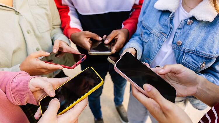 Canada moves to ban under-16s from social media, regulate AI