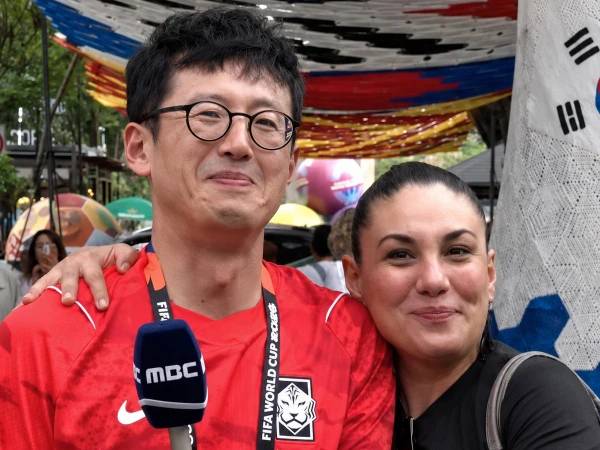 Reporter gets surprise kiss from fan during FIFA World Cup coverage