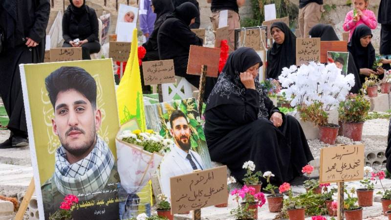 Displaced families bury Hezbollah dead in temporary graves