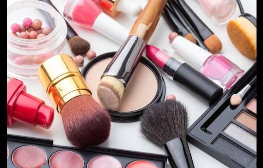 Govt plans to cut duty on imported beauty products