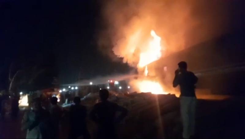 Hazara Express coach catches fire at Sadiqabad Railway Station