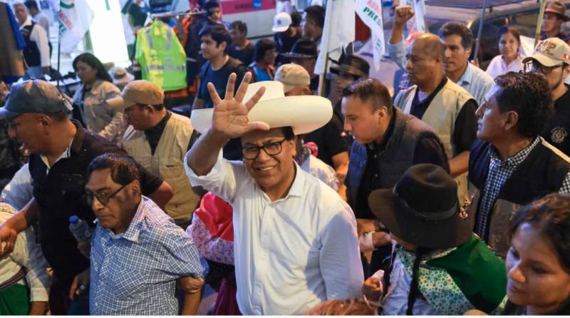 Hundreds protest in support of Peru's leftist presidential candidate