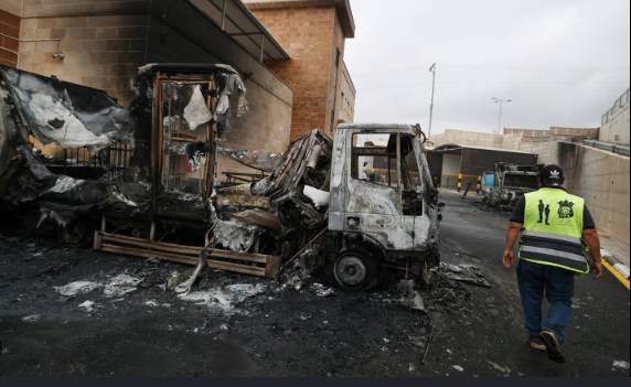 Israeli settlers torch West Bank vehicles, mosque