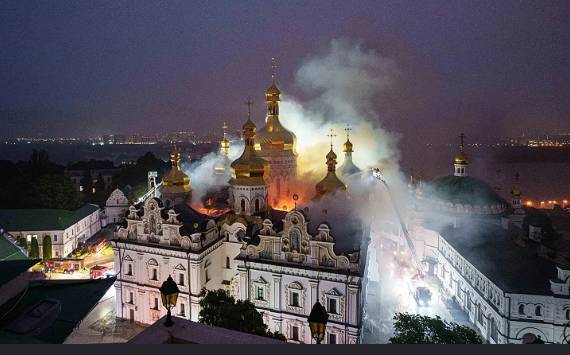 Deadly strikes on Ukraine leave Kyiv cathedral in flames