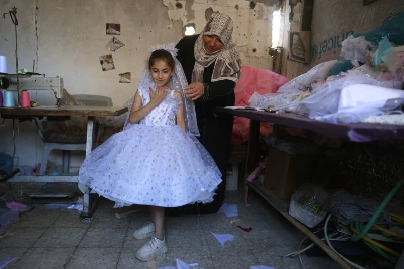 Gaza tailor turns waste fabrics into dresses for girls