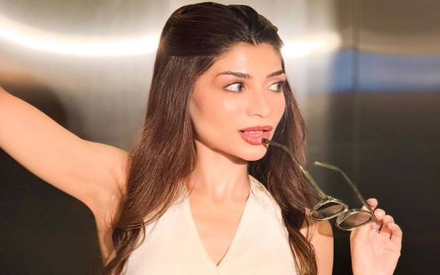 Zoya Nasir stuns fans with effortlessly chic ‘coffee toned’ look