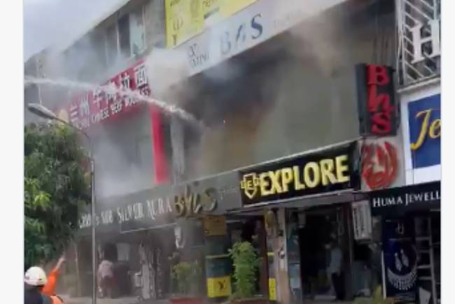 Fire erupts in Islamabad’s Jinnah Super Market