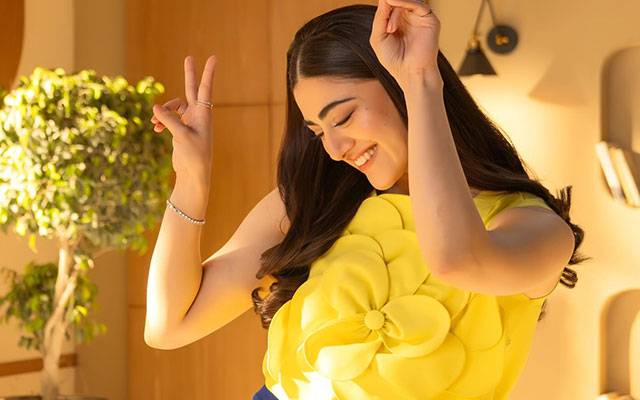 Hina Afridi’s ‘100 versions’ photo dump has social media hooked
