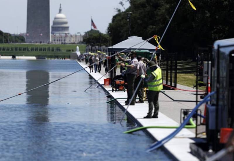 Peeling paint adds to woes of Trump's pool project