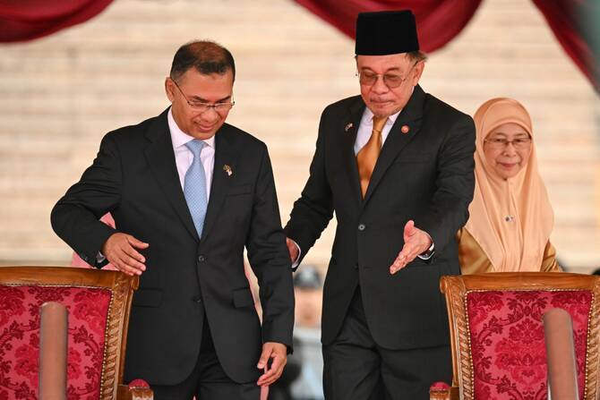 Malaysia vows to up Bangladeshi workers' rights as PM visits