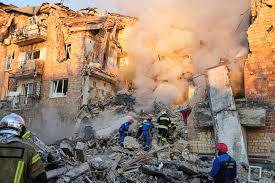 Ukraine, Russia airstrikes kill 5, wound dozens