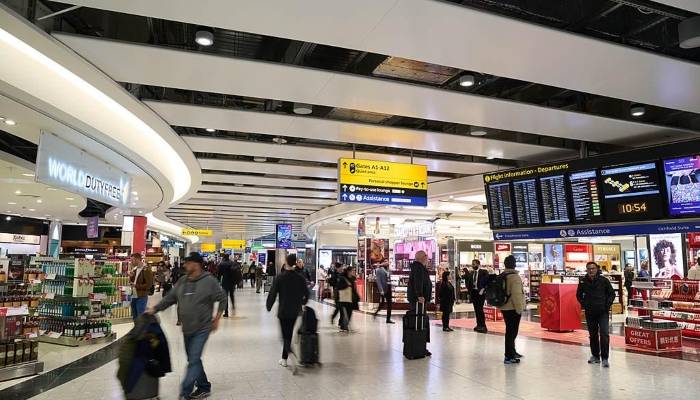 Bad weather disrupts London flights, leaving thousands of passengers stranded