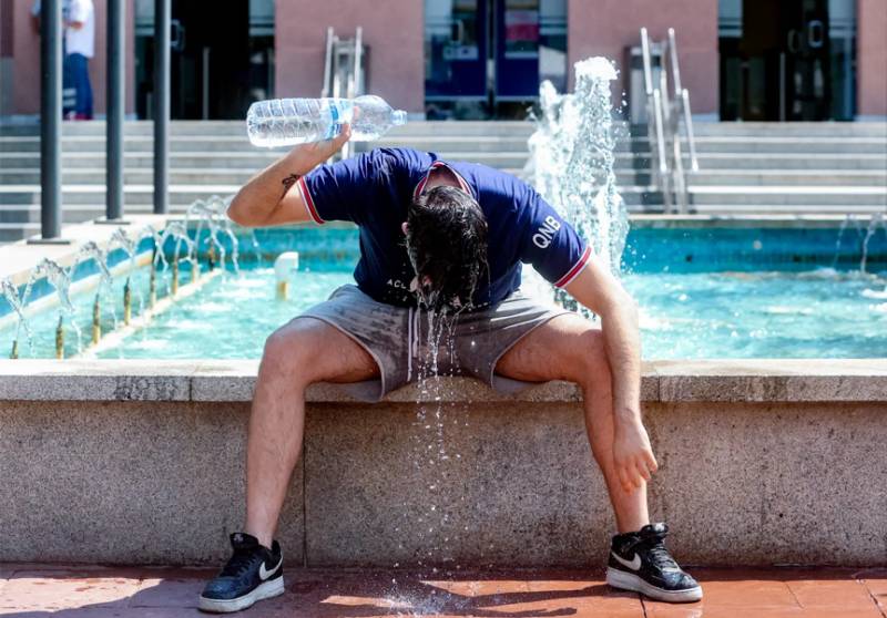 Europe battles severe heatwave as death toll rises to 327 in Spain