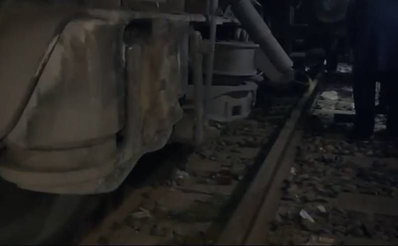 Musa Pak train derails near Pattoki station
