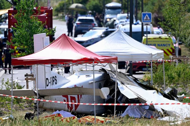 Skydiving plane crash kills 11 in France