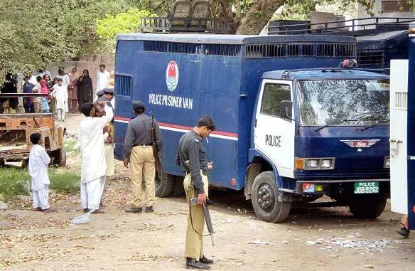 14 prisoners escape from police van in Kahuta