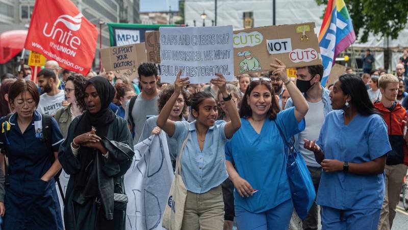 Doctors in England accept pay deal to end strikes