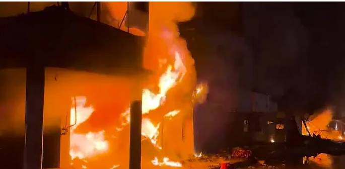 Fire erupts at shopping mall in Swabi