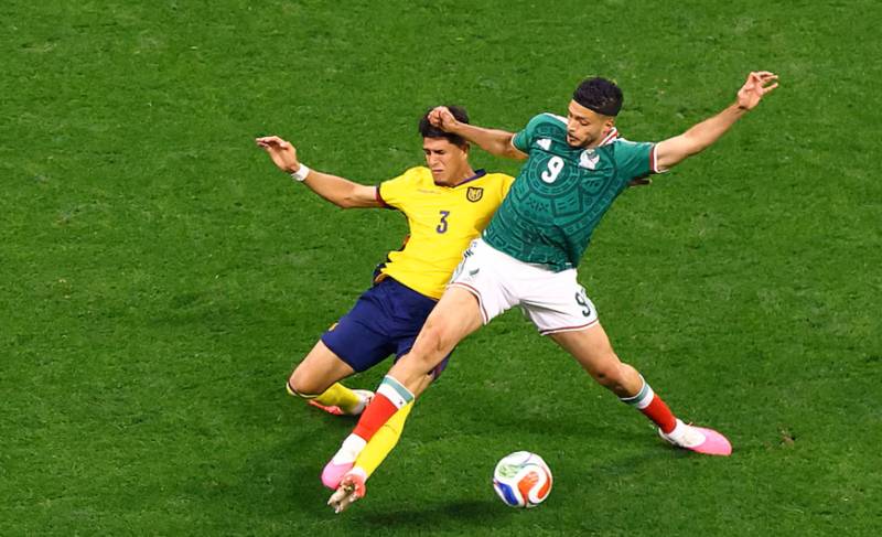 Mexico beat Ecuador 2-0 to reach World Cup last 16