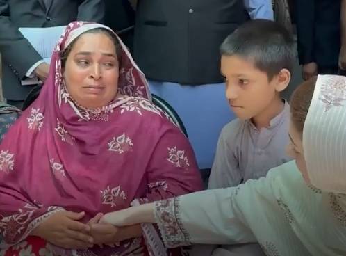 Punjab CM distributes cheques among families of Kahna tragedy victims