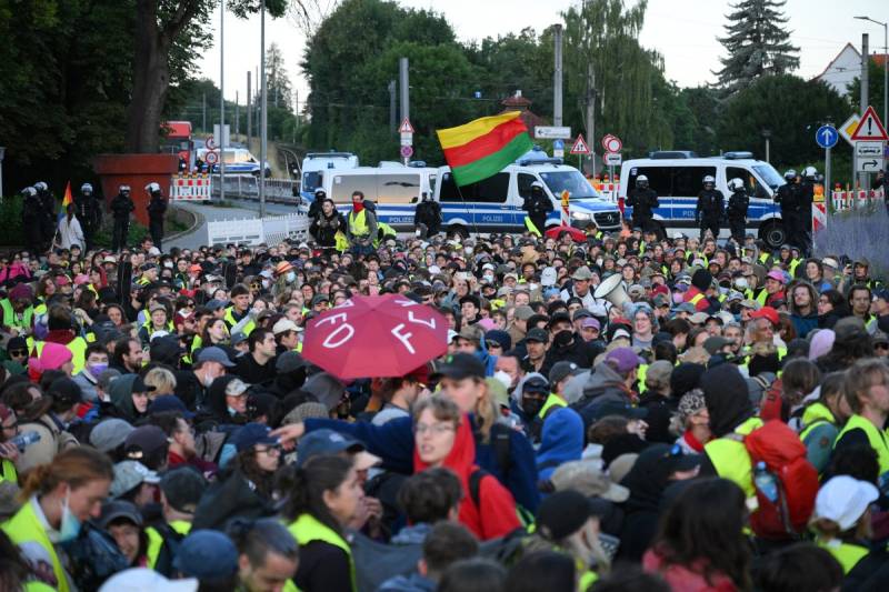 Mass protests in Germany fail to stop far-right AfD congress
