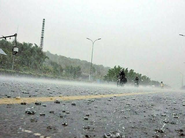 Rain turns weather pleasant in Lahore