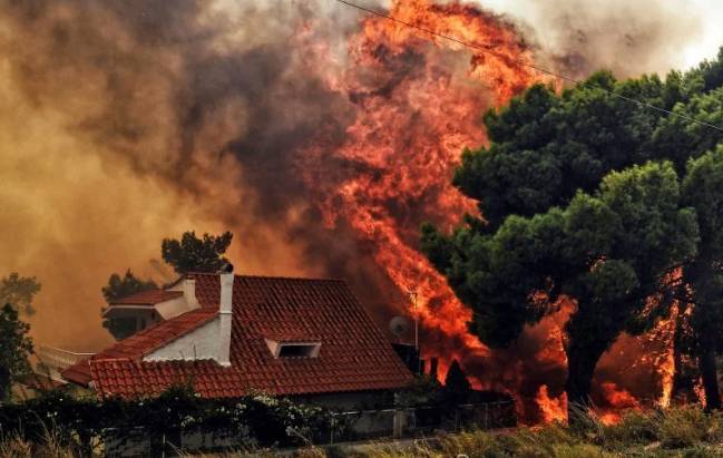 Wildfire menaces Spanish tourist hotspot, Portugal seeks help