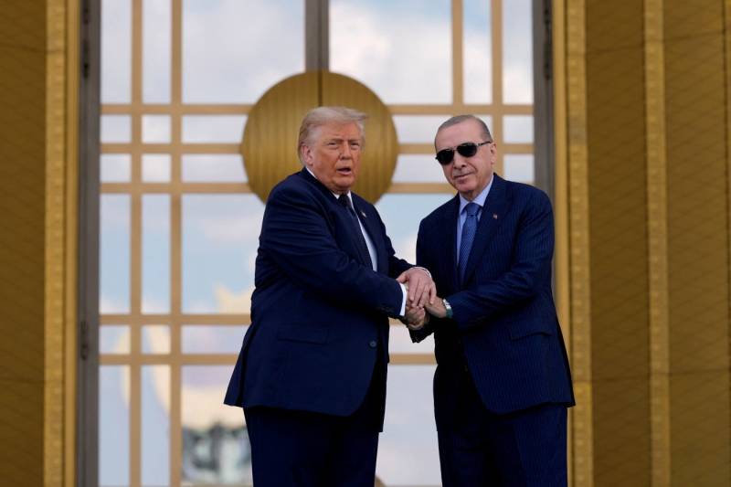 Trump berates NATO, praises Erdogan as summit starts