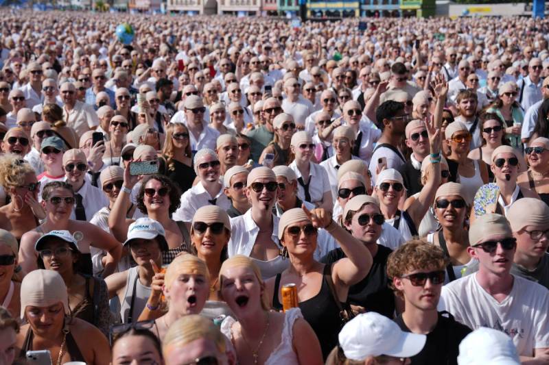 US rapper Pitbull sets bald cap world record at London show